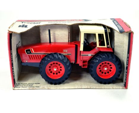 Ertl 1/16 International 3588 Snoopy Tractor. Nice example is E in Box.
