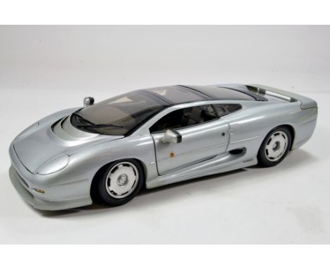 Scarce Maisto 1/12 Jaguar XJ220 Diecast Model. Impressive piece is E to nM. 