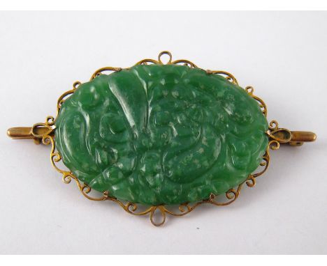 A Chinese yellow metal (tests 14 carat gold) jade brooch, approx 6cm long, 7.1 gms.