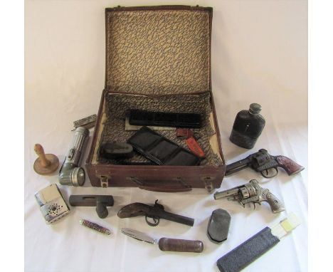 Small vintage suitcase containing various items inc toy pistols - Hubley Police .38 Dandy and Cowboy, flintlock pistol (af), 