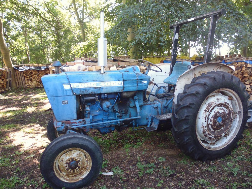 c.1961 FORD 4000 3cylinder diesel TRACTOR Reg No: PGV 345H Serial No ...