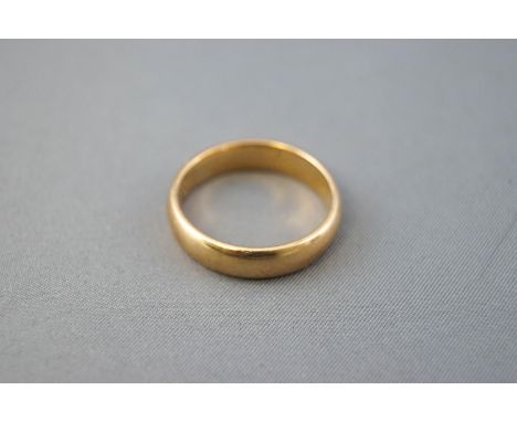 A yellow metal D shaped wedding ring, hallmarked 9ct gold, Sheffield. Size: U 6.0 grams