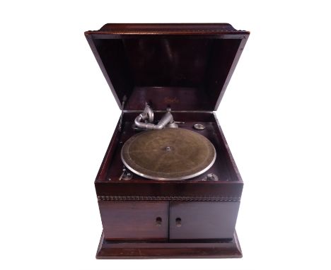 A 1920s Geisha table model gramophone, 43 x 38 x 38 cm 