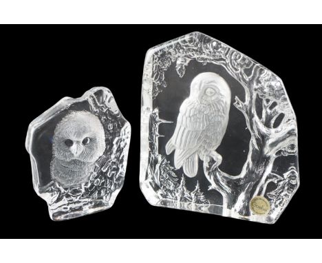 A Mats Jonasson of Sweden glass intaglio owl ornament together with a similar example by Goebel, tallest 18.5 cm