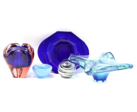 5 various glass objects including 4-pass scale A Jablonski, 14 cm high, 24x29 cm and a blue scale K P C de Bazel (chip)