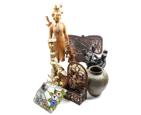 Lot various b.u. Indonesian wall clock with inscription, 2 brass tap lamps, cast iron jardiniere, brass candlestick, earthenw