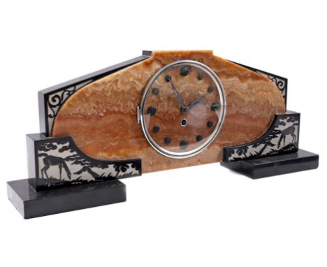 Marble and onyx mantel clock with engraved decoration of horses in a meadow, 54 cm wide