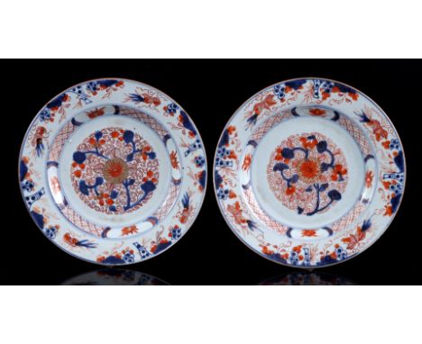 2 porcelain Imari dishes with floral decor, China Kangxi period, 23 cm diameter (1 dish with hairline, 1 dish with 2 chips)