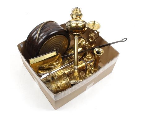 Box with brass table oil lamp, pepper mill, pen candlestick, chestnut pan, candlestick, footstool, snout scissors and mortar 