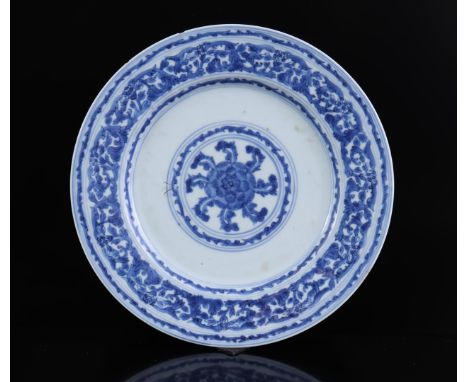 Porcelain dish with blue and white richly decorated decoration, China Kangxi period, 22 cm diameter (1 hairline and 2 chips)