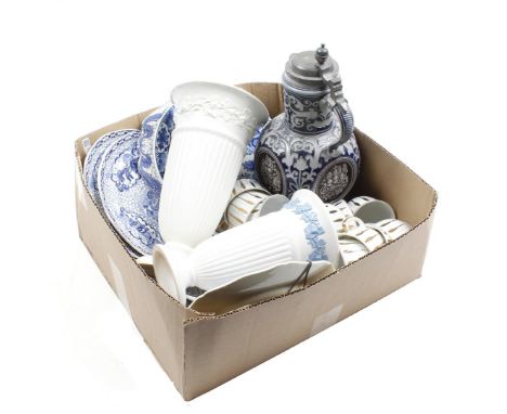 Various box, including stoneware lidded jug, 2 Wedgwood earthenware vases with grape vine decor, 22 cm and 27 cm high, 10 por