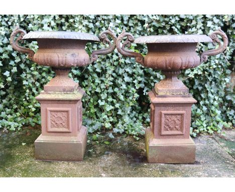 2 cast iron garden vases loose on console, total 93 cm high, 83 cm wide
