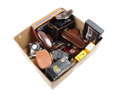 Box with various cameras including the brands Kodak Retina automatic, Agfa Billy, Agfa Clack, Agfa matic 3000 etc.
