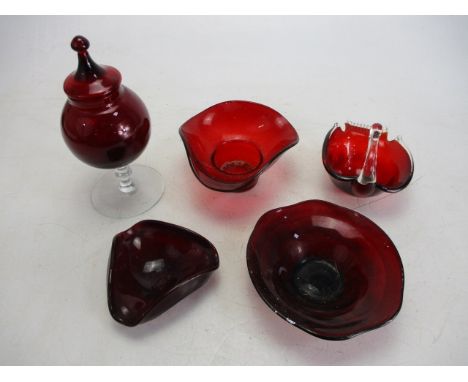 Mix lot of Ruby glass to include bowls and swan 