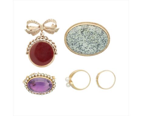 A collection of jewellery to include a 9ct gold agate set swivel fob with a 9ct gold bow brooch fitting; a 9ct gold oval agat