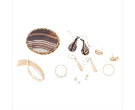 A collection of jewellery to include an unmarked banded agate set brooch, a stylised swirl brooch stamped 14K; a five stone e