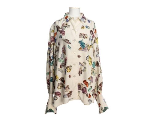   HERMÈS VINTAGE Seidenhemd, Gr. 40.   Herstellergröße 42. Steinmotiv in Multicolor auf cremefarbenem Grund mit Knopfverschlu
