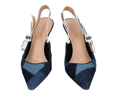   CHRISTIAN DIOR Slingback-Pumps, Gr. 39,5. NP. ca.: 770,-€.   Modell in Blauem Denimuster, Innenfutter aus Leder in Creméfar