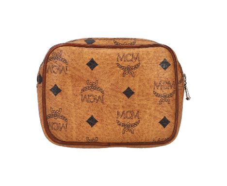  MCM VINTAGE Konvolut.   Pochette und Gürtel. Visetos Serie in Cognac mit schwarzem Logo-Druck, umlaufendem Reißverschluss. 