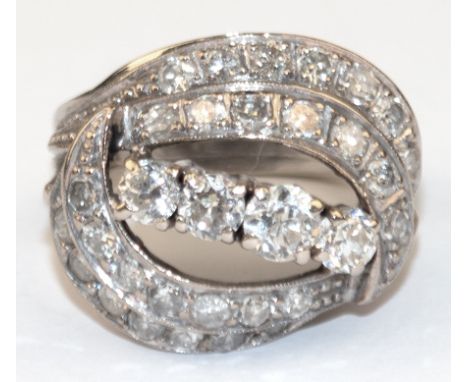 Brillant-Ring, 585er WG, aufgewölbter, durchbrochen gearbeiteter Ringkopf&nbsp; mit&nbsp; 31 Brillanten in 5 geschwungenen Re