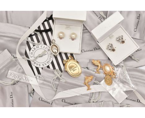 AN ASSORTMENT OF 'CHRISTIAN DIOR' AND 'THOMAS SABO' JEWELLERY, to include a 'Dior' hair pin, an oval brooch with bow detail, 