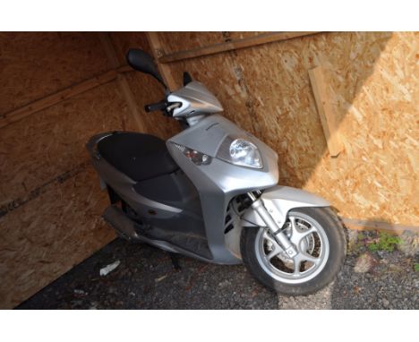 A 2003 HONDA SES125 MOTOR SCOOTER with a 125cc petrol engine, one key, V5C present, first registered 19/04/2003 with number p
