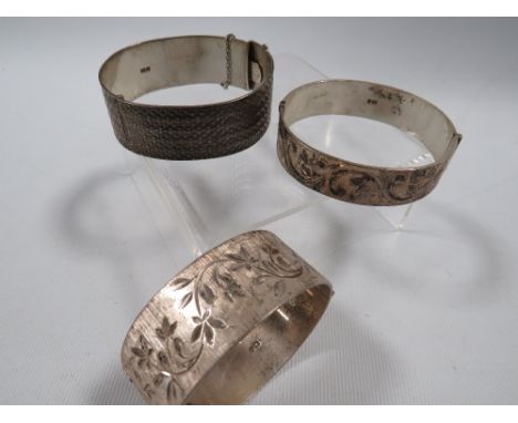 Three vintage hallmarked silver clasp bangles approx. combined weight 142g 