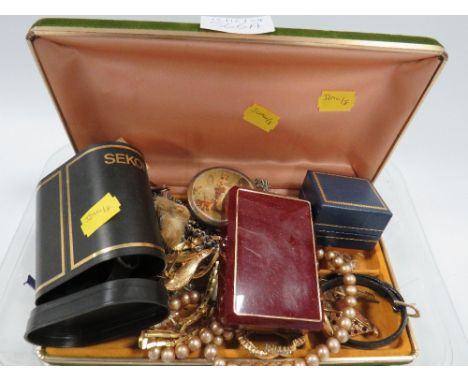 A box of vintage jewellery and watches to include brooches 
