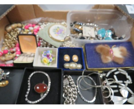 A tray of vintage jewellery to include heavy silver bracelet, large silver fashion ring, boxed and loose items etc