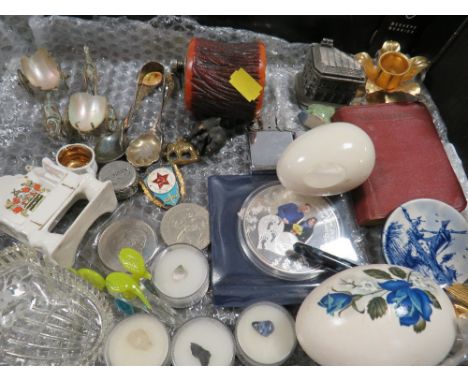 A tray of collectables to include silver sugar tongs, Soviet "Excellence in the Airforce" badge, vintage table lighter etc