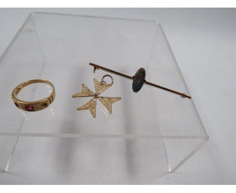 A 9ct bar brooch set with an opal approx. weight 2.6g together with an antique 18ct ring A/F approx. weight 2.7g and an unmar