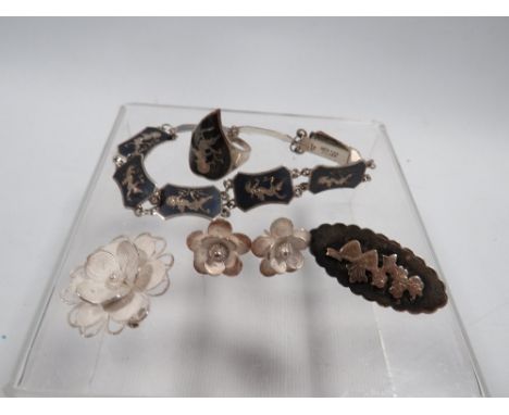 A quantity of vintage silver jewellery 
