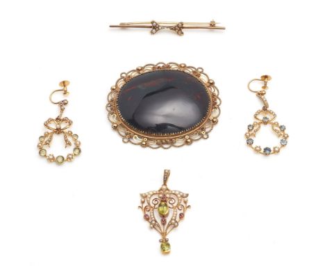 A collection of brooches and pendantsto include a large Victorian agate and filigree set brooch; an Edwardian seed pearl, rub