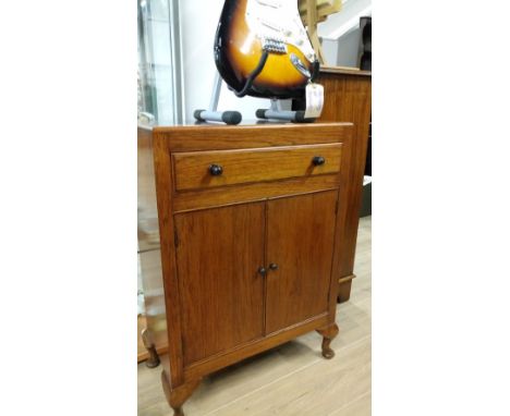 VINTAGE OAK 2 DOOR HALL CUPBOARD