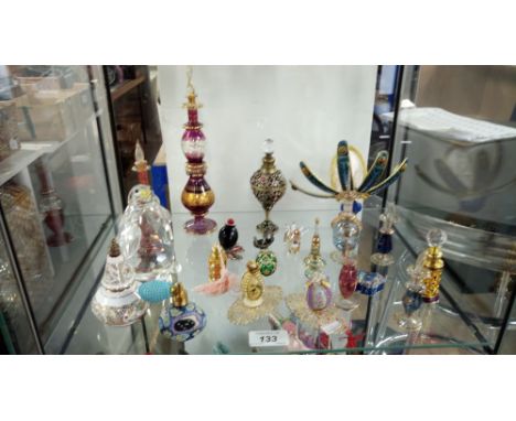 1 SHELF OF SMALL DECORATIVE ITEMS