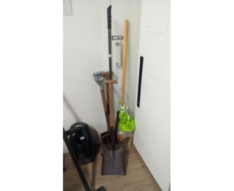 BUNDLE OF GARDEN TOOLS