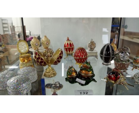 1 SHELF OF SMALL DECORATIVE ITEMS