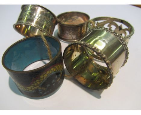 NAPKIN RINGS, 4 assorted silver napkin rings together with a cloisonne enamel napkin ring decorated with a dragon