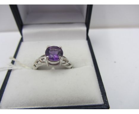 AMETHYST RING, cushion cut amethyst set in a 9ct white gold mount, size M