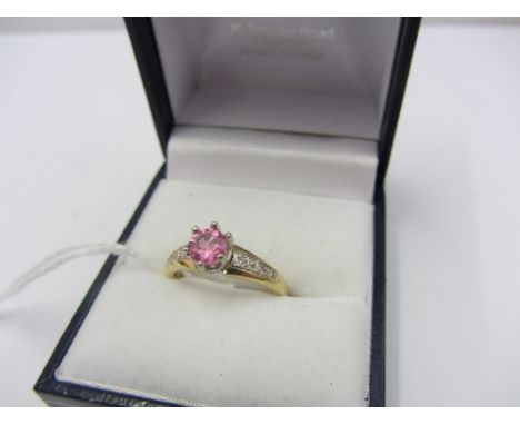 PINK SAPPHIRE RING, 18ct white gold ring set a pink sapphire with diamond shoulders, size M