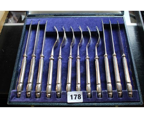 Cased Silver bladed 6 place setting Fish knife and fork set Sheffield 1931. Condition - Some wear to interior of case 