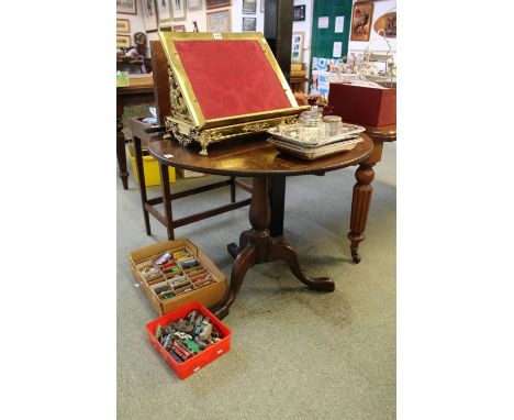 19th Oak plank top tripod table on Tripod support and pad feet 