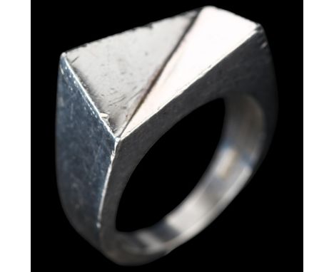 ARNE JOHANSEN - a Danish modernist sterling silver geometric ring, imported by Danish Silver Designs Ltd, London 1977, settin