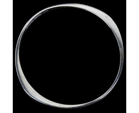 OLE BENT PETERSEN - a Danish modernist sterling silver elliptical plain form slave bangle, by Solve Form, setting height 4.6m