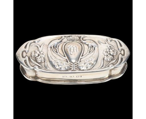 An Art Nouveau Edwardian silver dressing table jewellery ring box, Henry Matthews, Birmingham 1901, shaped oval form with rel