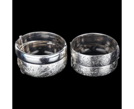 4 silver hinged bangles, largest band width 23.2mm, 146.1g total (4)No damage or repairs, only light surface wear 