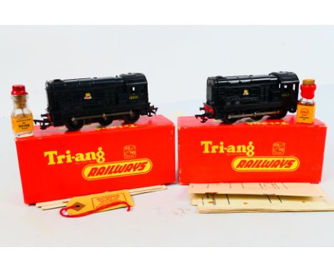 Tri-ang - 2 x boxed OO gauge 0-6-0 Diesel Shunter locomotives # R152. They both appear in Very Good condition with only light