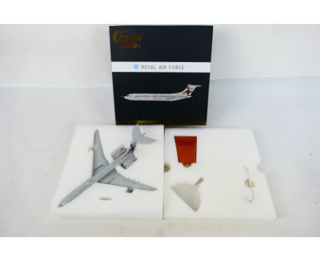 Gemini Jets - Gemini 200 - A boxed diecast 1:200 scale Gemini 200 G2RAF416 Vickers VC-10 C1K . The model appears to be in Min