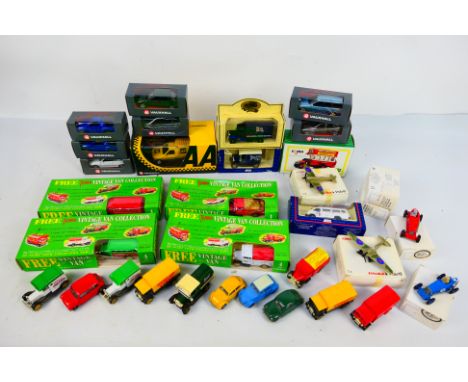 Gama - Corgi - Polistil - A collection of models including 8 x boxed Vauxhall models in 1:43 scale, Astra Mk III, Vectra, Fro