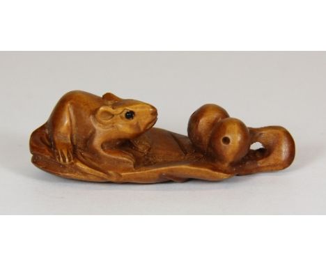 A signed wooden netsuke of a mouse on a leaf L 6cm